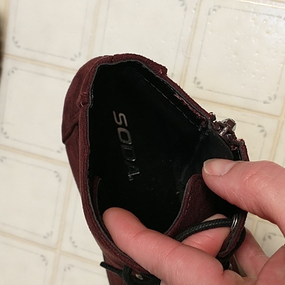 Maroon boots - Picture 3 of 4